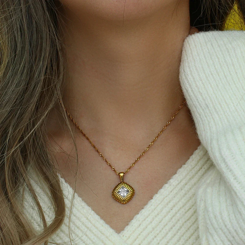 Colar Dourado com Pingente Pedra de Zircônia